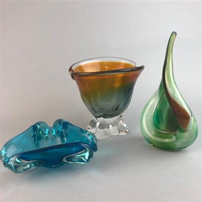 Lot 185 - A LOT OF DECORATIVE COLOURED GLASS