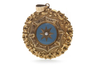 Lot 81 - A VICTORIAN ENAMELLED MOURNING PENDANT