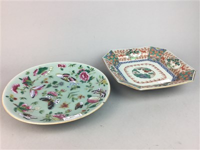 Lot 190 - AN EARLY 20TH CENTURY CHINESE FAMILLE ROSE PLATE AND OTHER CERAMICS