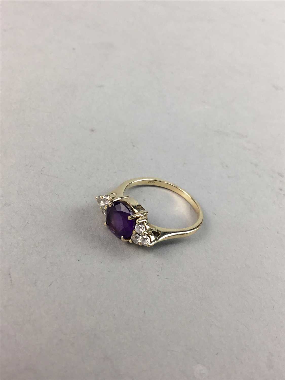 Lot 219 - A 14k GOLD RING