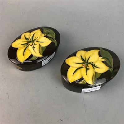 Lot 428 - A PAIR OF MODERN MOORCROFT PIN DISHES WITH LIDS