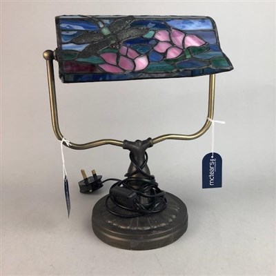 Lot 440 - A STAINED GLASS EFFECT DECORATIVE TABLE LAMP