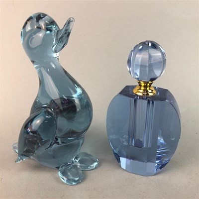 Lot 475 - AN ART DECO STYLE PURPLE GLASS PERFUME BOTTLE AND OTHER GLASS WARE