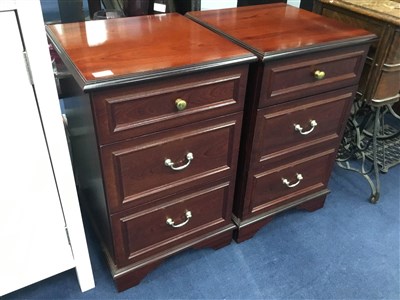 Lot 511 - A PAIR OF MAHOGANY CHEST OF DRAWERS