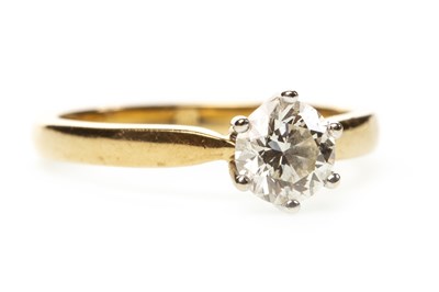 Lot 161 - A DIAMOND SOLITAIRE RING