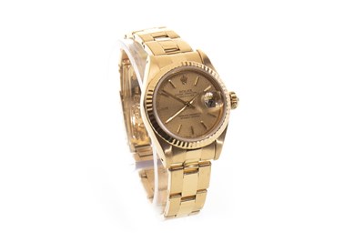 Lot 755 - A LADY'S ROLEX DATEJUST GOLD WATCH