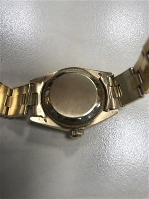 Lot 755 - A LADY'S ROLEX DATEJUST GOLD WATCH