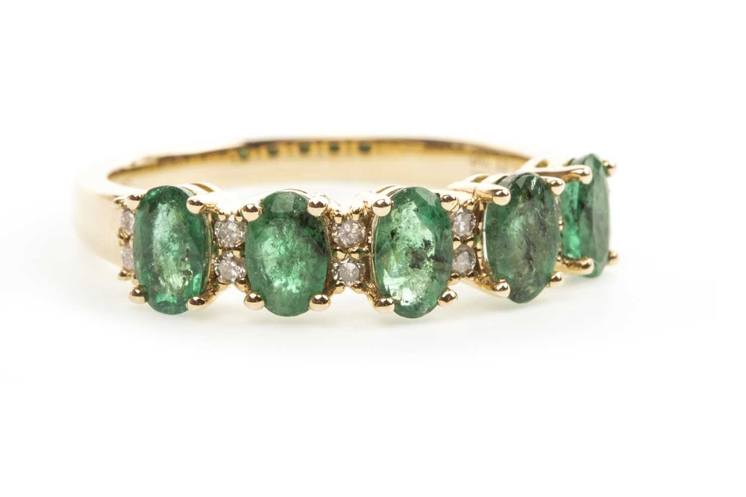 Lot 90 - AN EMERALD AND DIAMOND RING