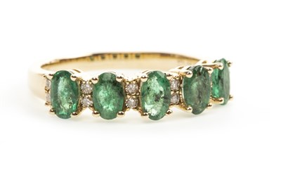 Lot 90 - AN EMERALD AND DIAMOND RING