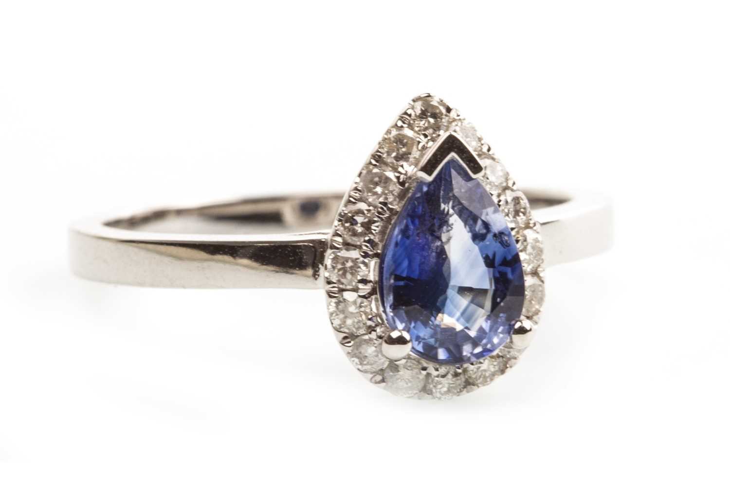 Lot 100 - A SAPPHIRE AND DIAMOND RING