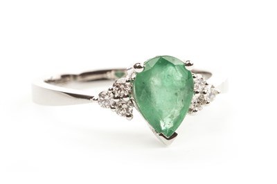 Lot 110A - AN EMERALD AND DIAMOND RING