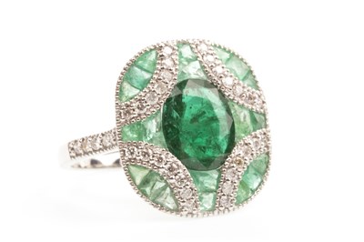 Lot 220 - AN EMERALD AND DIAMOND RING