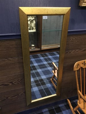 Lot 384 - A GILT FRAMED WALL MIRROR