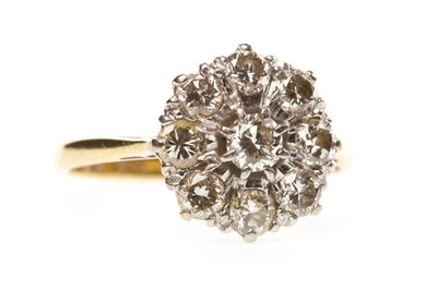 Lot 202 - A DIAMOND CLUSTER RING