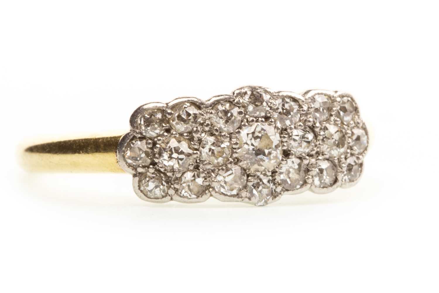 Lot 203 - A DIAMOND CLUSTER RING