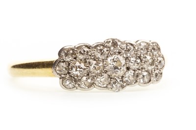 Lot 203 - A DIAMOND CLUSTER RING