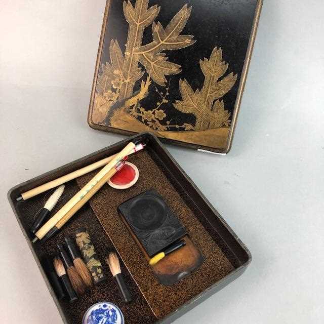 Lot 47 - AN EARLY 20TH CENTURY JAPANESE LACQUERED WRITING BOX