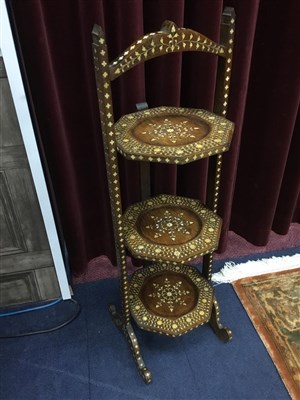 Lot 126 - AN EARLY 20TH CENTURY INLAID CAKESTAND