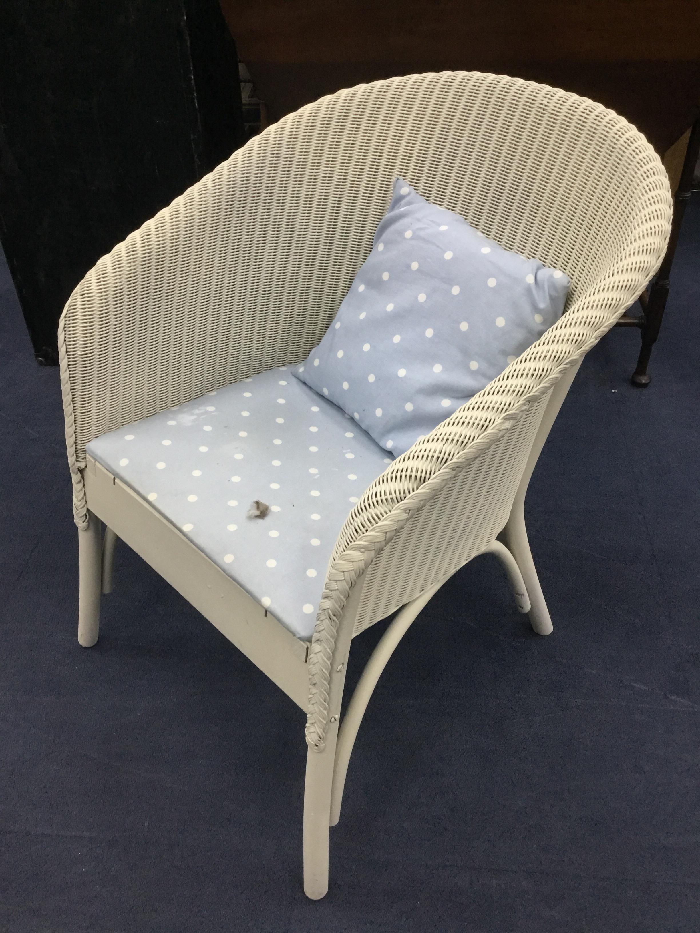 Lot 276 A LLOYD LOOM CHAIR, A WICKER HAMPER AND A