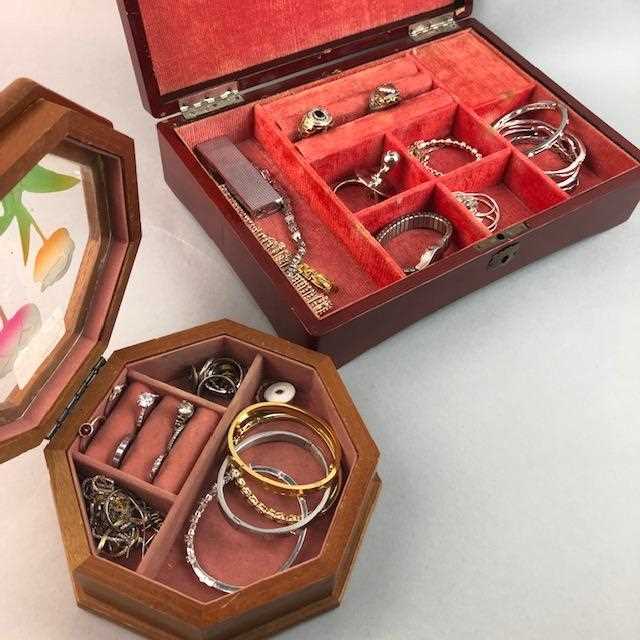 Lot 31 - A LOT OF SILVER AND OTHER JEWELLERY