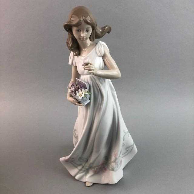 Lot 30 - A LLADRO FIGURE OF A GIRL WITH FLOWERS