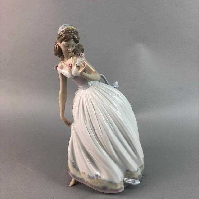 Lot 34 - A LLADRO FIGURE OF GIRL
