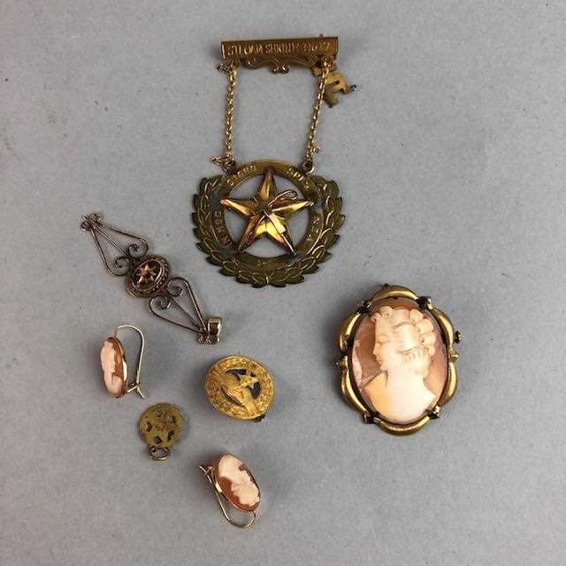 Lot 53 - A LOT OF GOLD AND OTHER JEWELLERY