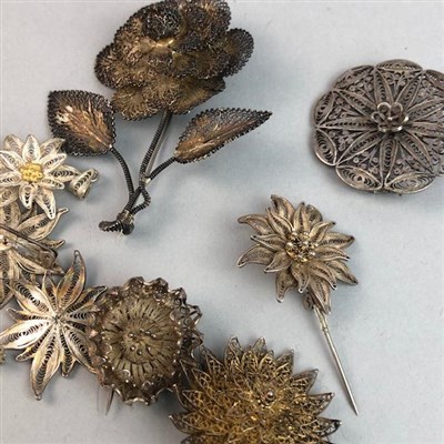 Lot 2 - A LOT OF VINTAGE SILVER AND OTHER BROOCHES