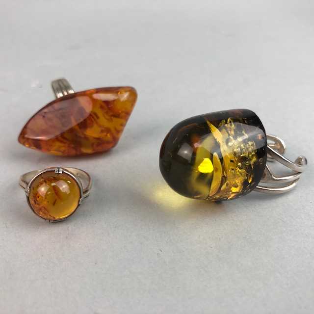 Lot 3 - A LOT OF SILVER AND AMBER JEWELLERY