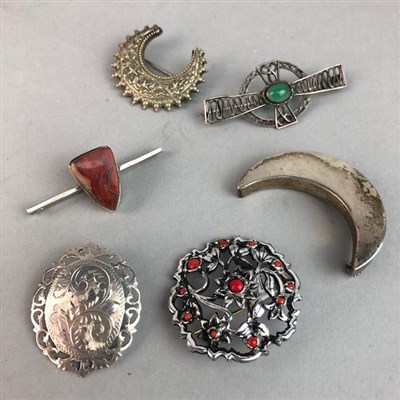 Lot 4 - A LOT OF ANTIQUE AND VINTAGE JEWELLERY