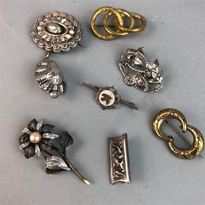 Lot 4 - A LOT OF ANTIQUE AND VINTAGE JEWELLERY