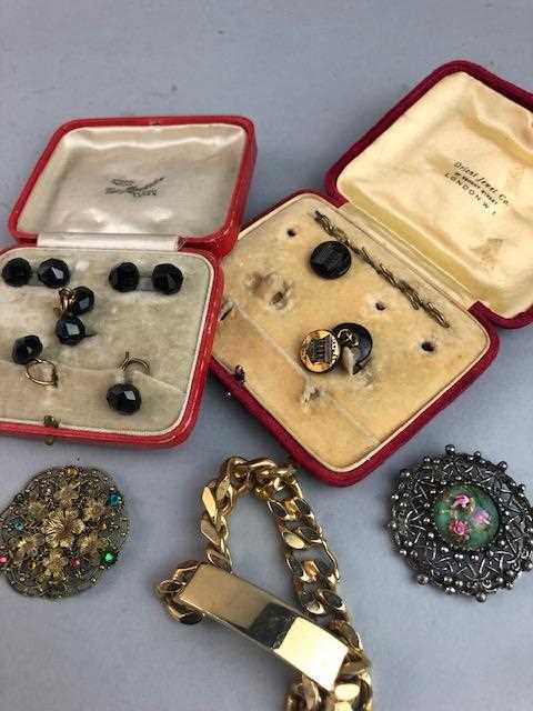 Lot 78 - A LOT OF ANTIQUE AND VINTAGE JEWELLERY