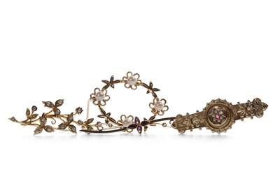 Lot 9 - FOUR BROOCHES