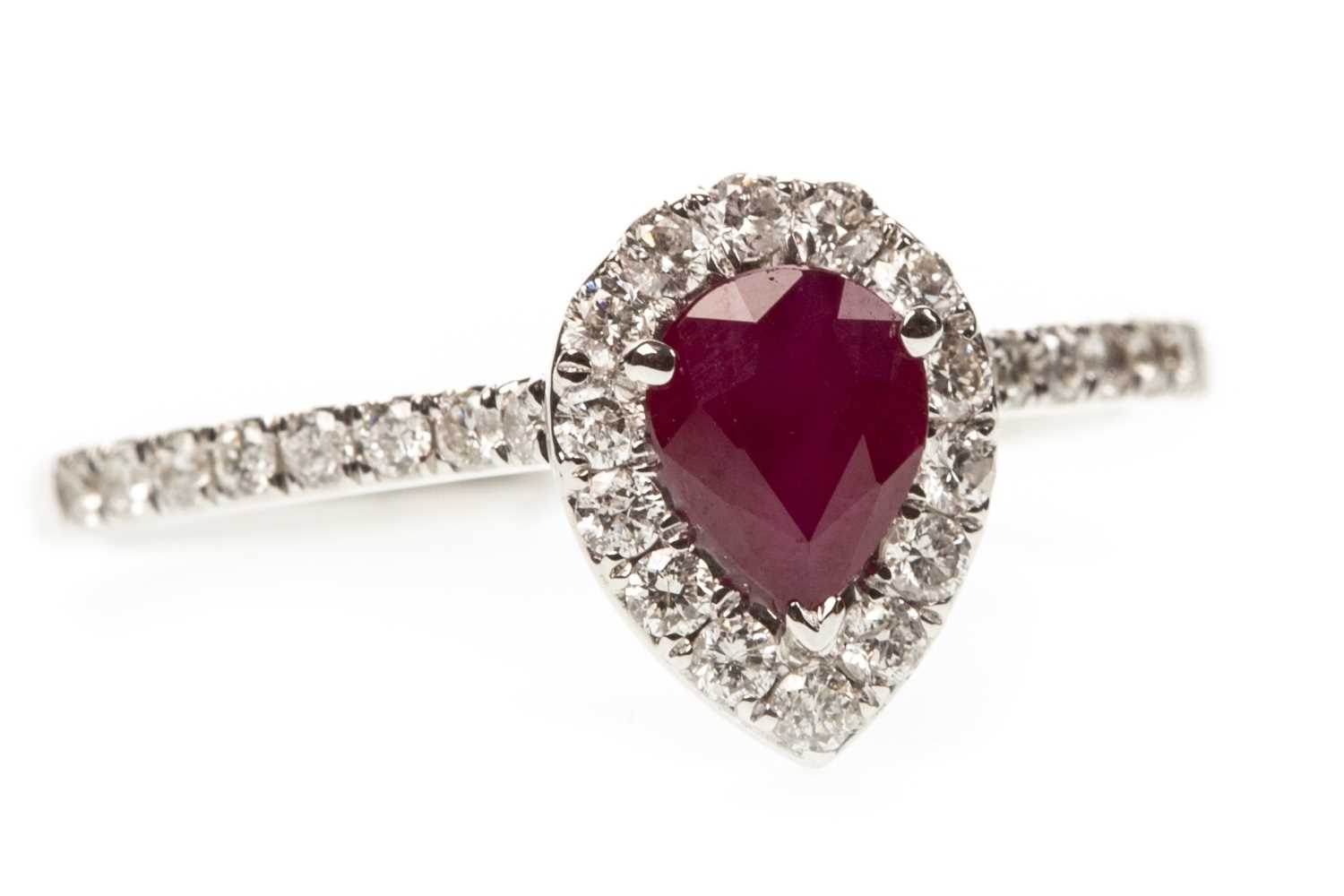 Lot 228 - A RUBY AND DIAMOND RING