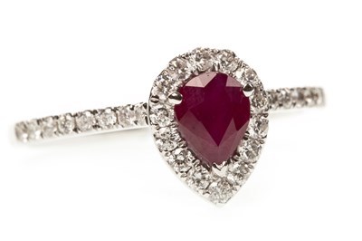 Lot 228 - A RUBY AND DIAMOND RING