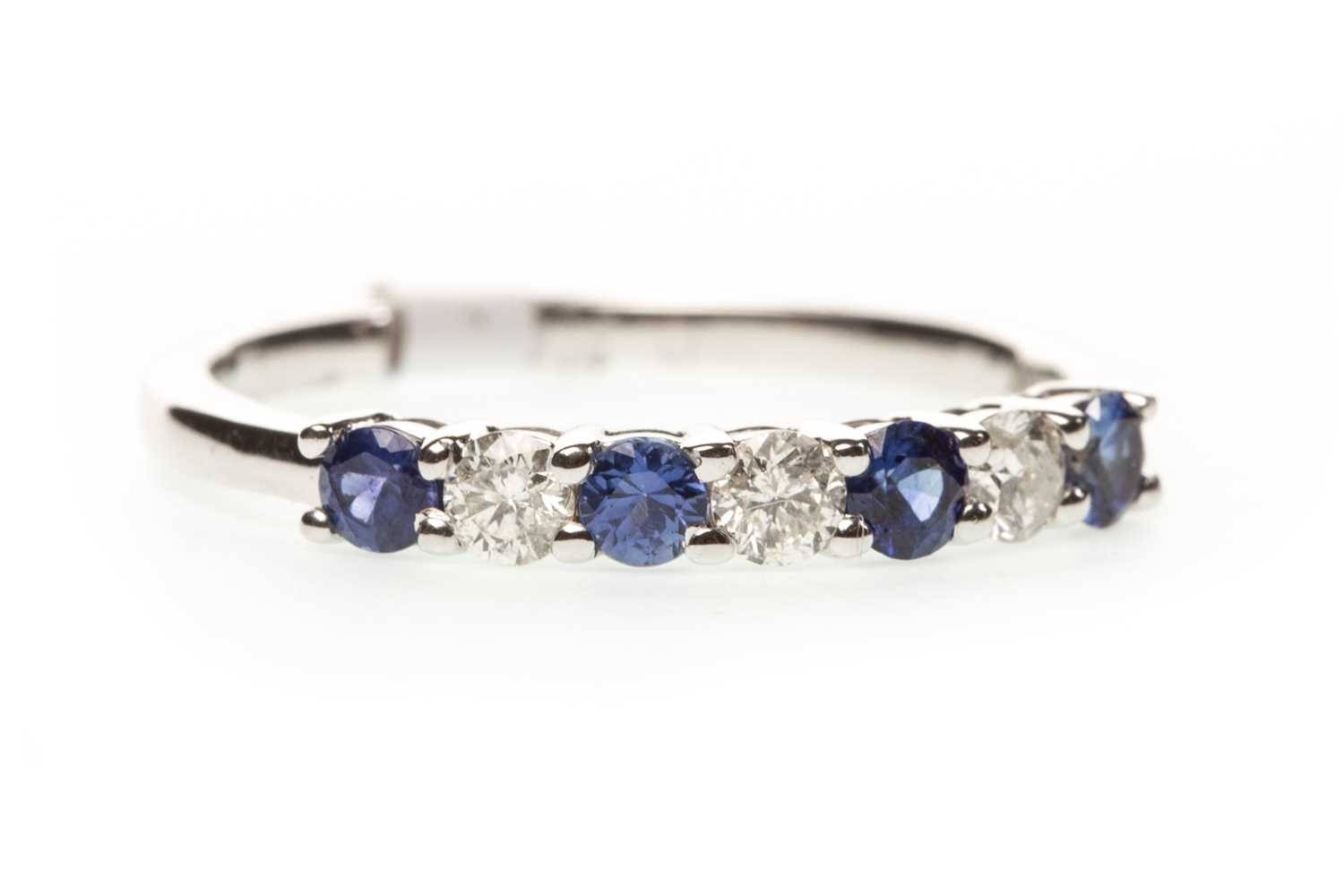Lot 234 - A SAPPHIRE AND DIAMOND RING