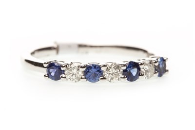 Lot 234 - A SAPPHIRE AND DIAMOND RING