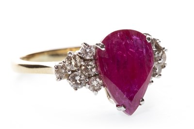 Lot 280 - A RED GEM AND DIAMOND RING