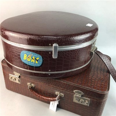 Lot 314 - A LOT OF TWO VINTAGE SUITCASES