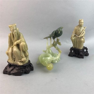 Lot 138 - A LOT OF TWO CHINESE SOAPSTONE FIGURES AND A GREEN HARDSTONE MODEL OF A BIRD