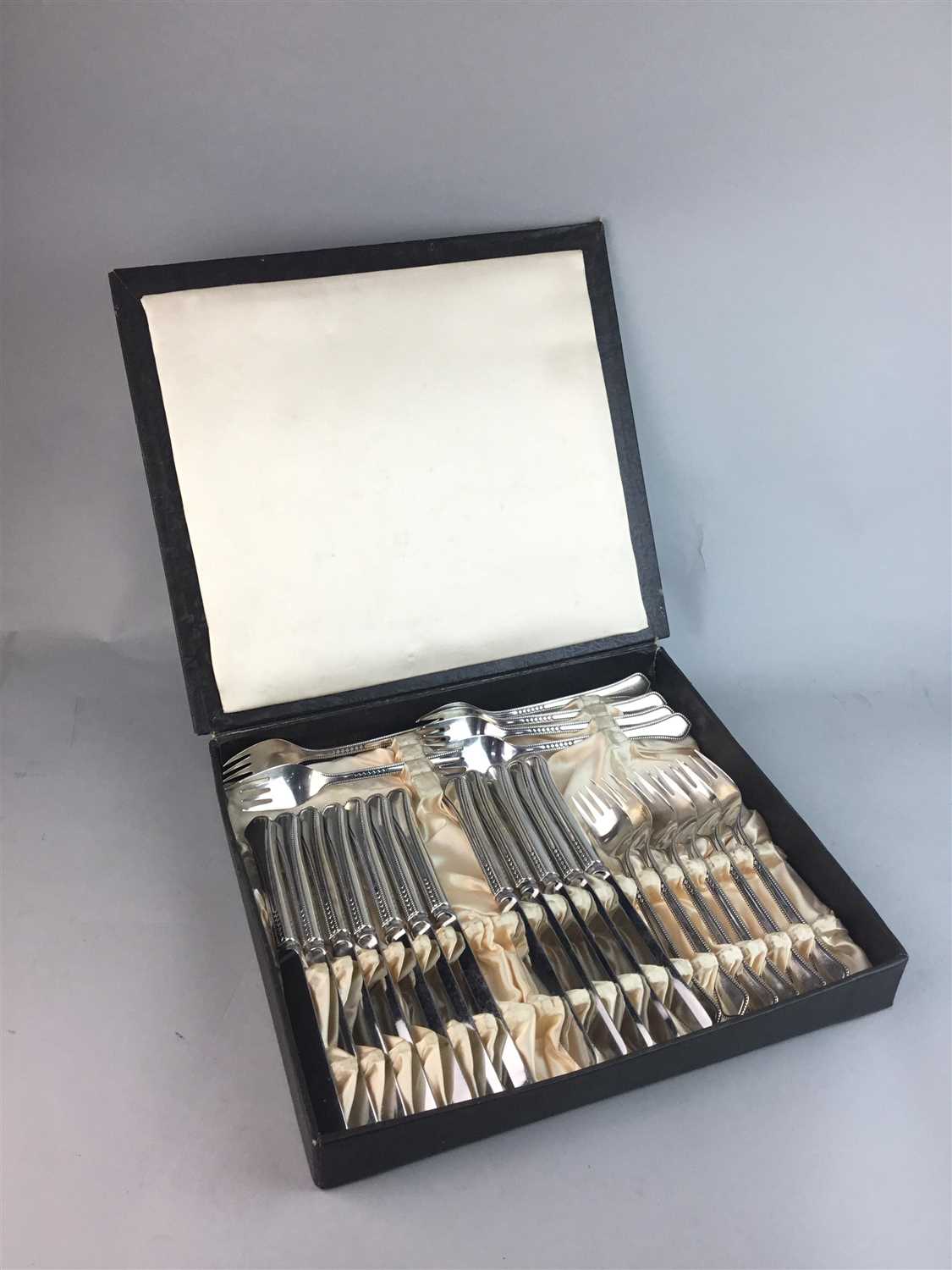 Lot 122 - A CANTEEN OF SILVER PLATED CUTLERY