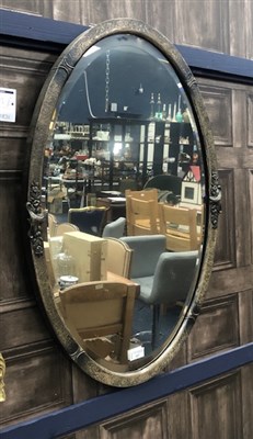 Lot 327 - AN EARLY 20TH CENTURY OVAL WALL MIRROR