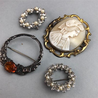 Lot 109 - A CAMEO BROOCH AND OTHER BROOCHES