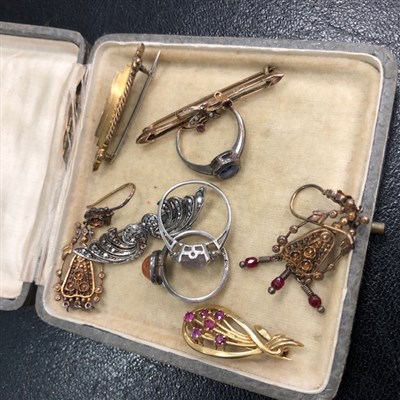 Lot 111 - A LOT OF VICTORIAN AND LATER BROOCHES, RINGS AND A BANGLE