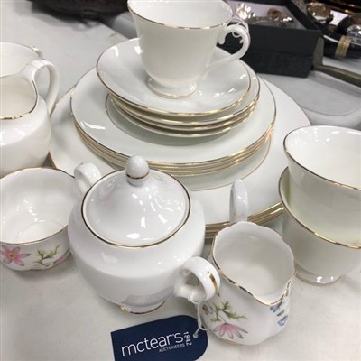 Lot 173 - A WEDGWOOD 'SIGNET GOLD' TEA AND DINNER SERVICE