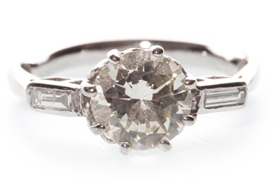 Lot 4 - A DIAMOND SOLITAIRE RING