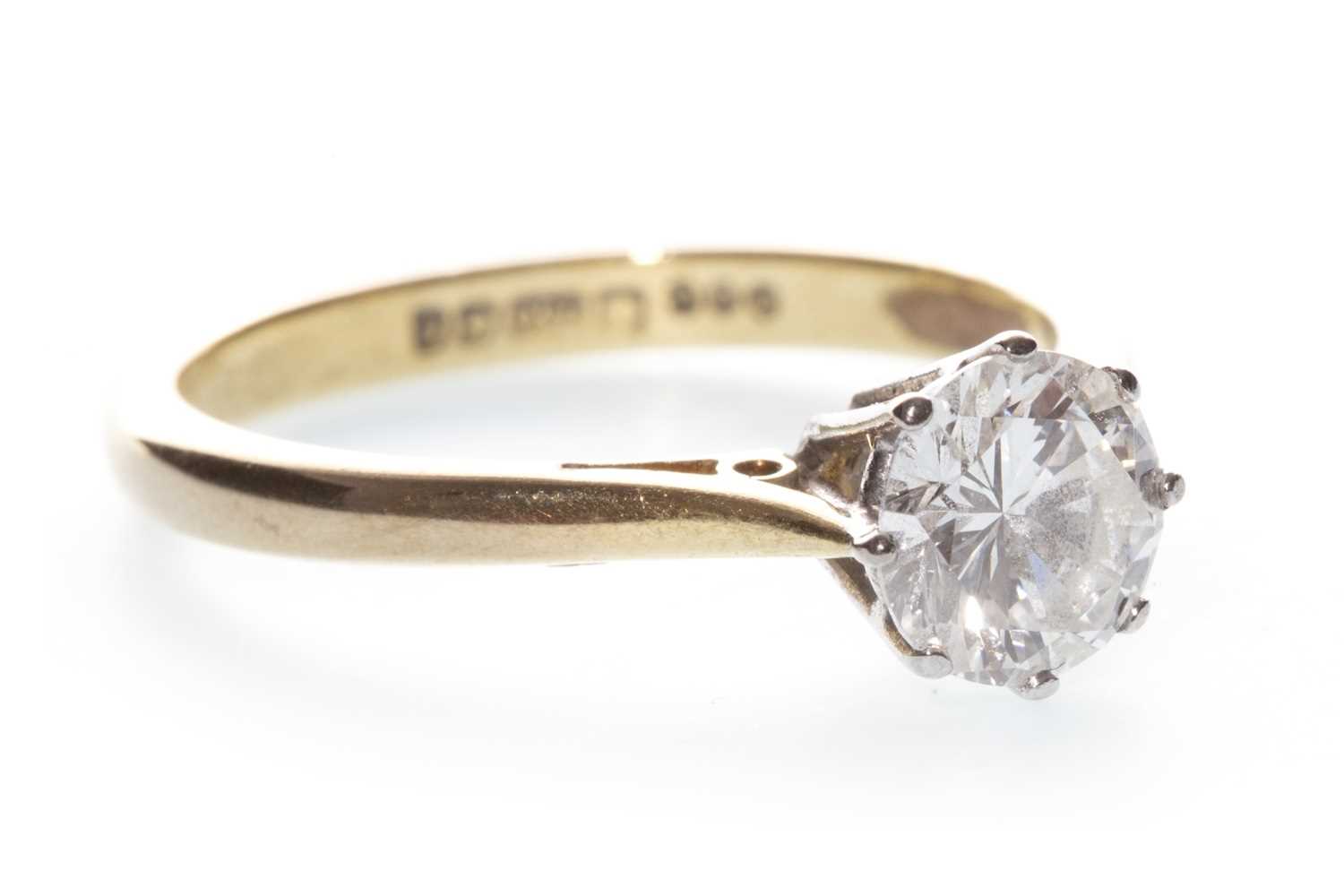 Lot 36 - A DIAMOND SOLITAIRE RING