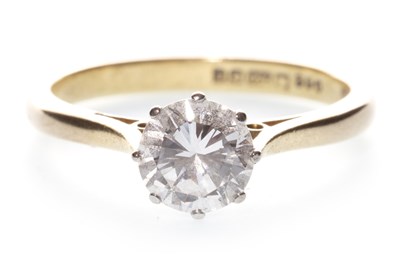 Lot 36 - A DIAMOND SOLITAIRE RING