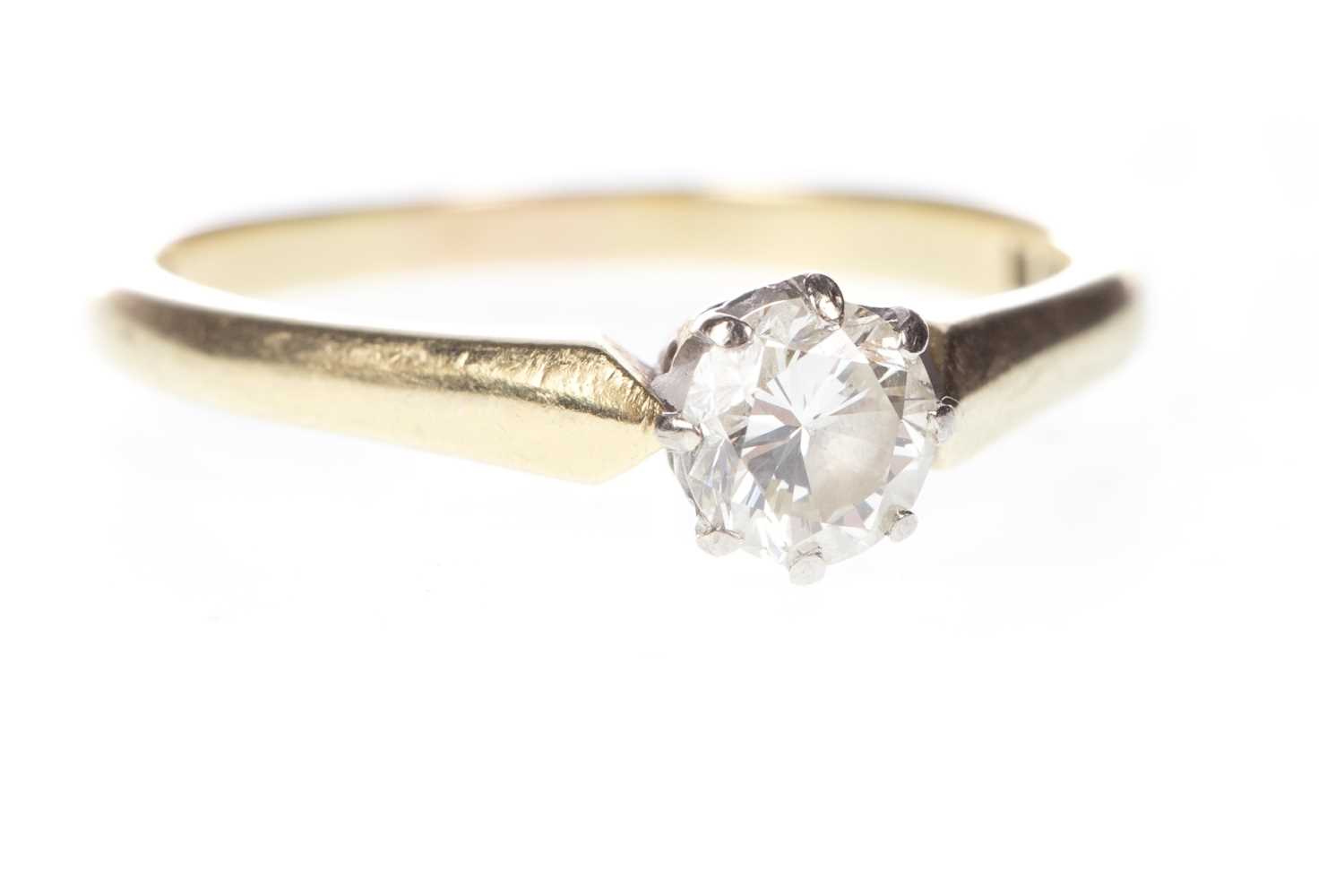 Lot 56 - A DIAMOND SOLITAIRE RING