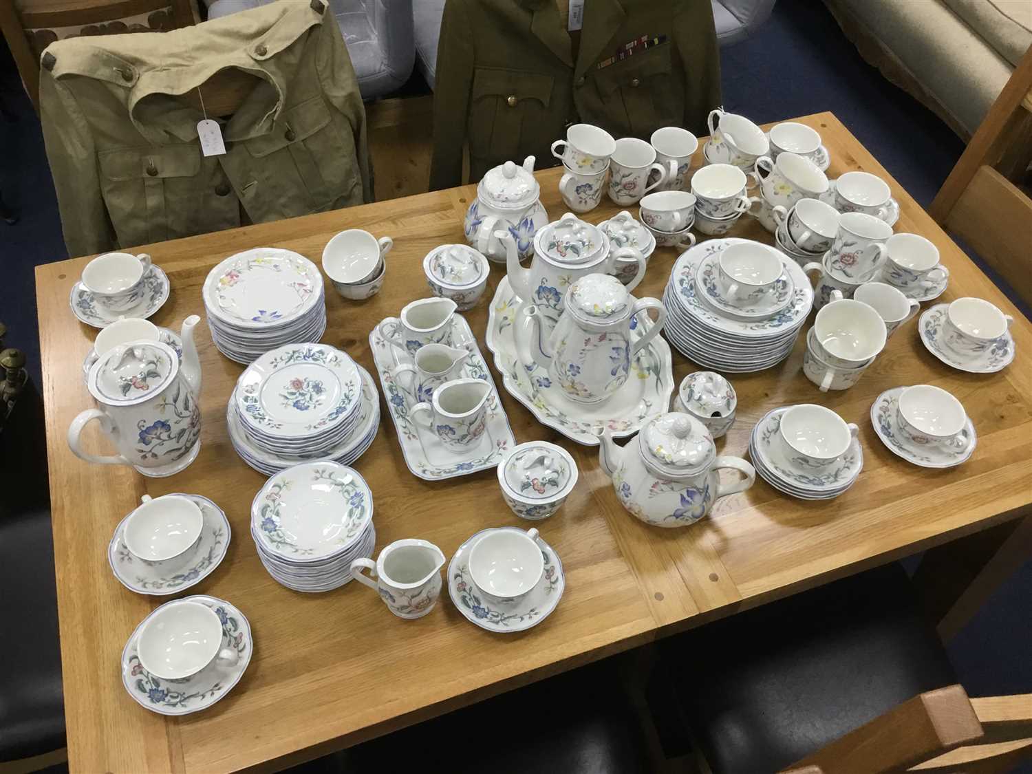 Lot 512 - A VILLEROY & BOCH 'DELIA PATTERN DINNER AND TEA SERVICE